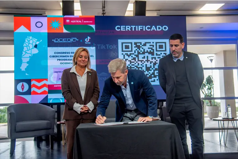 Frigerio instó a cuidar a niños y jóvenes a través del diálogo y el uso inteligente de la tecnología