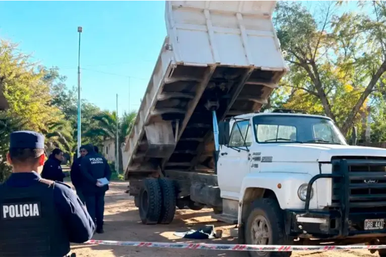 Trágico accidente laboral: un obrero quedó enganchado a un camión volcador, se asfixió y murió