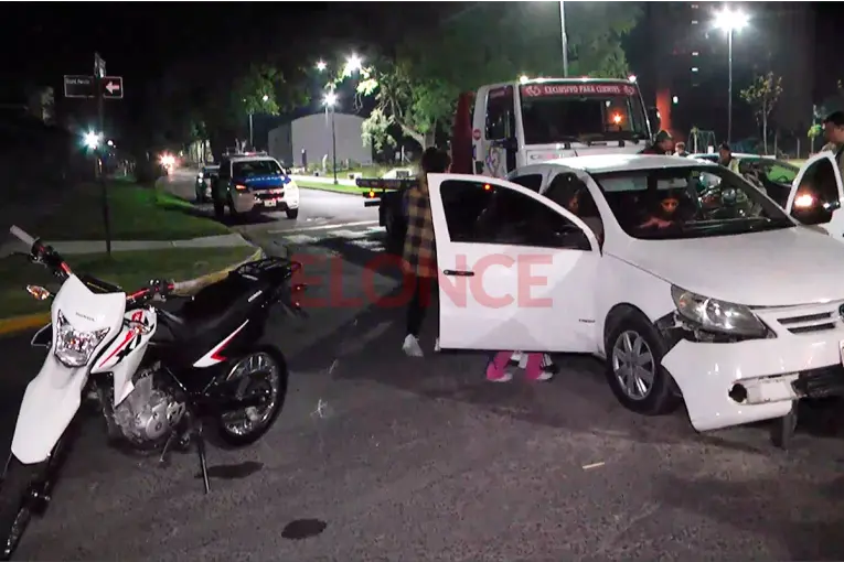 Dos personas hospitalizadas tras choque entre un auto y una moto frente a plaza Borges