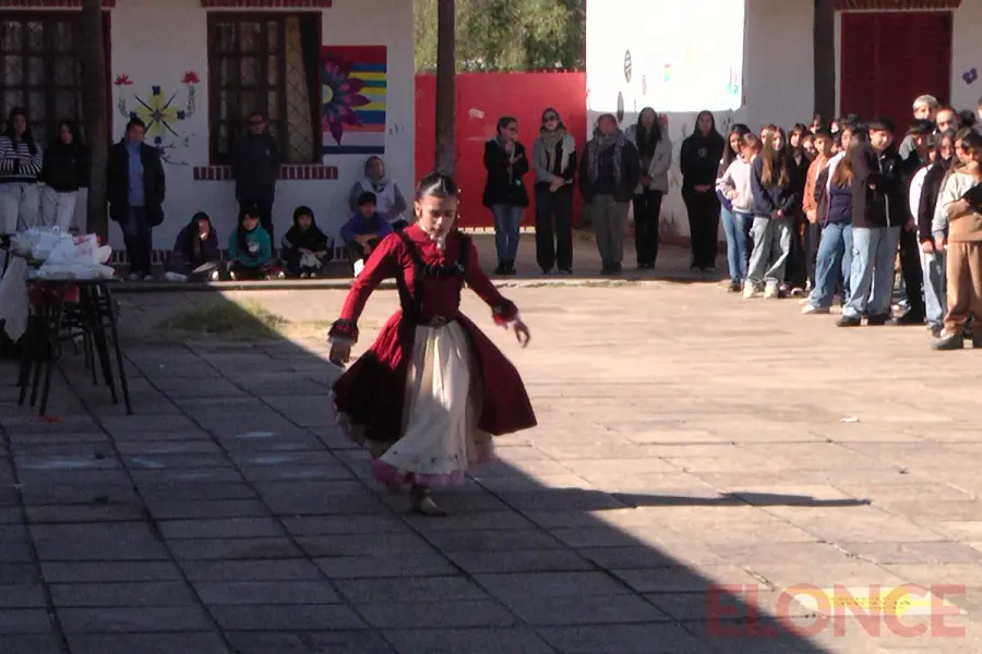 Acto escolar por 25 de Mayo (foto Elonce)