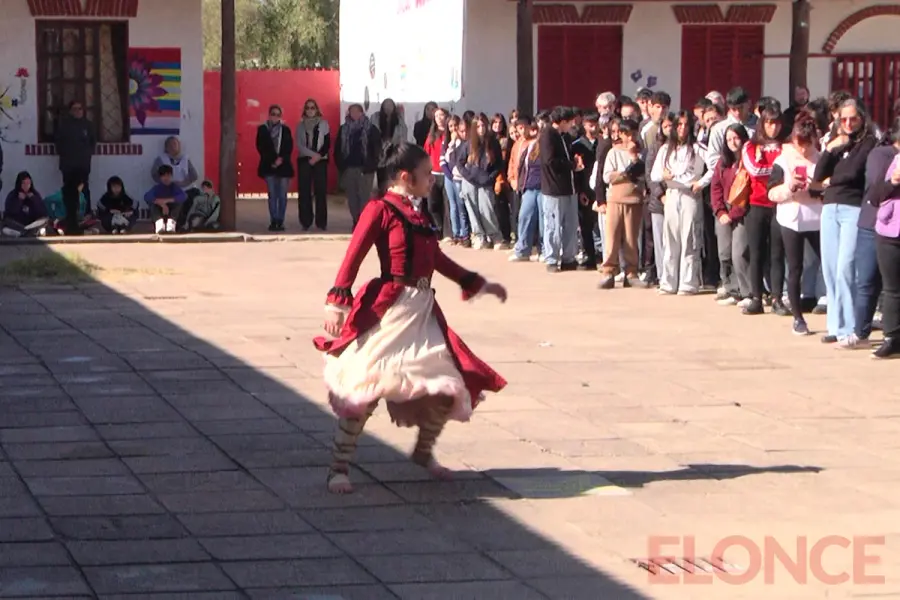 Acto escolar por 25 de Mayo (foto Elonce)