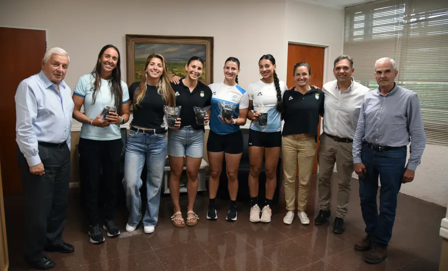 El seleccionado junto a autoridades de Concepci&oacute;n del Uruguay en 2025