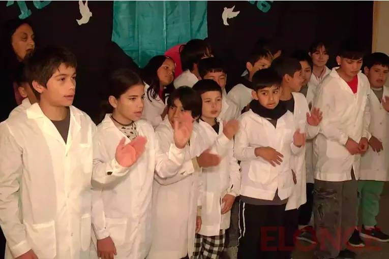 Alumnos interpretaron el Himno en lengua de señas durante el acto escolar por el 25 de Mayo
