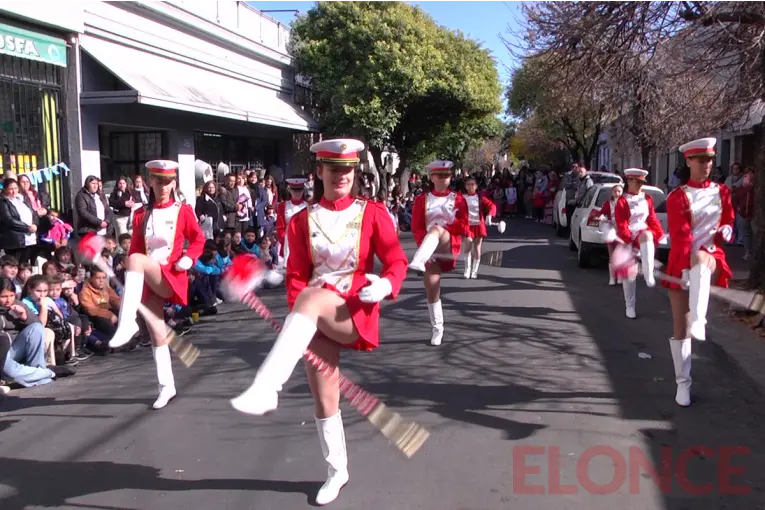 Con desfile de bastoneras, música y danzas celebraron la Revolución de Mayo en una calle de Paraná