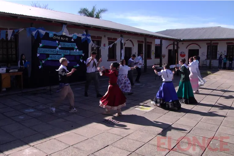 Estudiantes celebraron el 25 de Mayo con danzas folclóricas en acto escolar