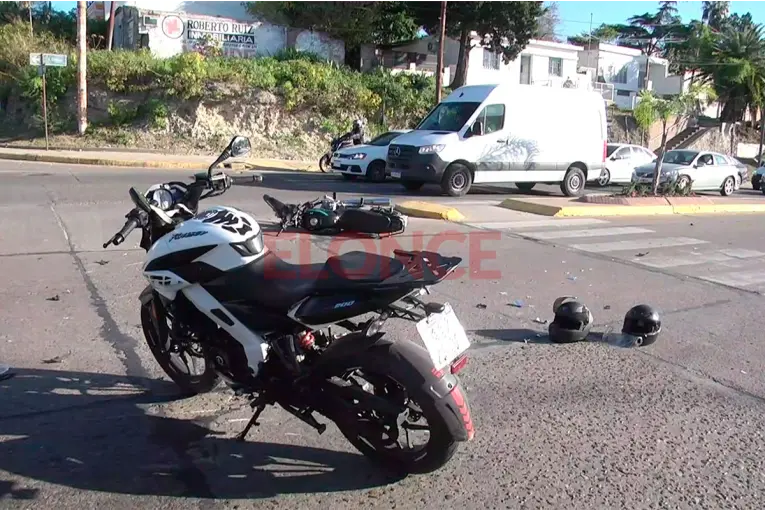 Maniobra imprudente provocó un fuerte choque entre motos en la intersección de Antonio Crespo y Soler