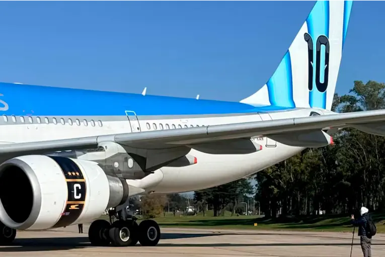Aerolíneas Argentinas presentó un avión temático inspirado en Messi y la Selección: vuelos especiales