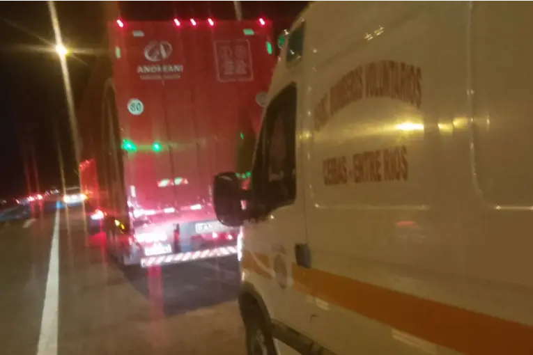 Accidente laboral sobre la Ruta 12: un camionero quedó atrapado mientras reparaba el vehículo