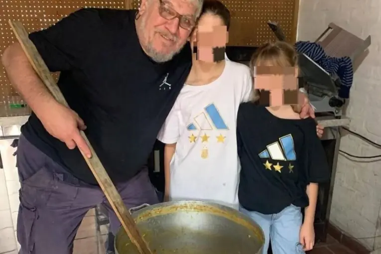El padre de Mauro Icardi vende locro por el 25 de Mayo y recibió el apoyo de Wanda Nara