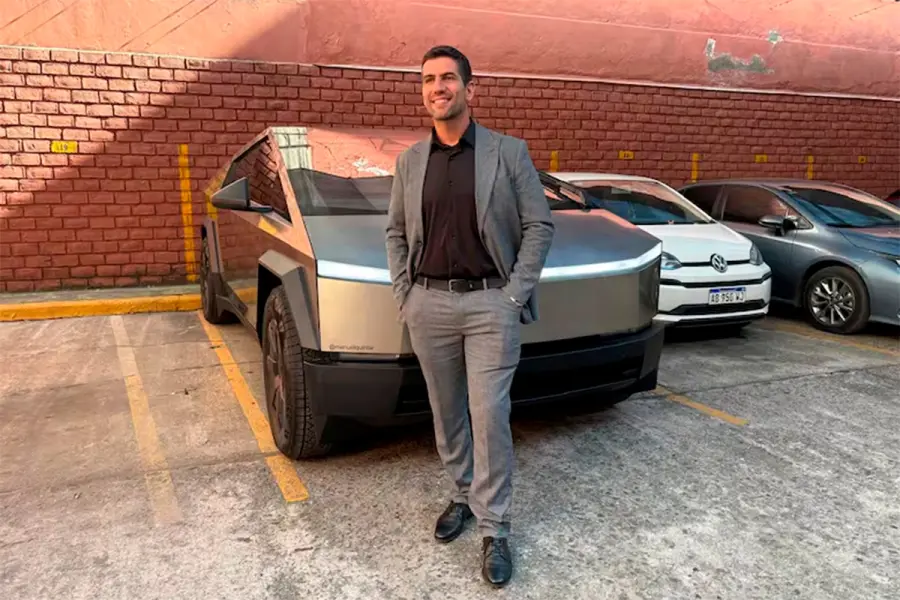 Manuel Quintar, diputado de La Libertad Avanza, posa junto con su auto Tesla