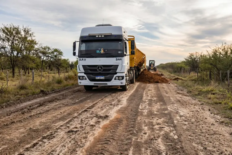 Vialidad trabaja en la reposición de ripio en la ruta 28 en Feliciano