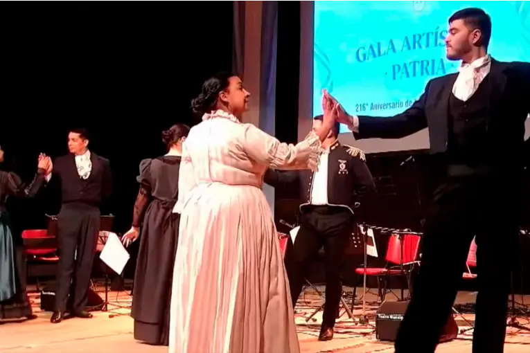 Gala Patria por Elonce: En el Teatro, se conmemora aniversario de la Revolución de Mayo