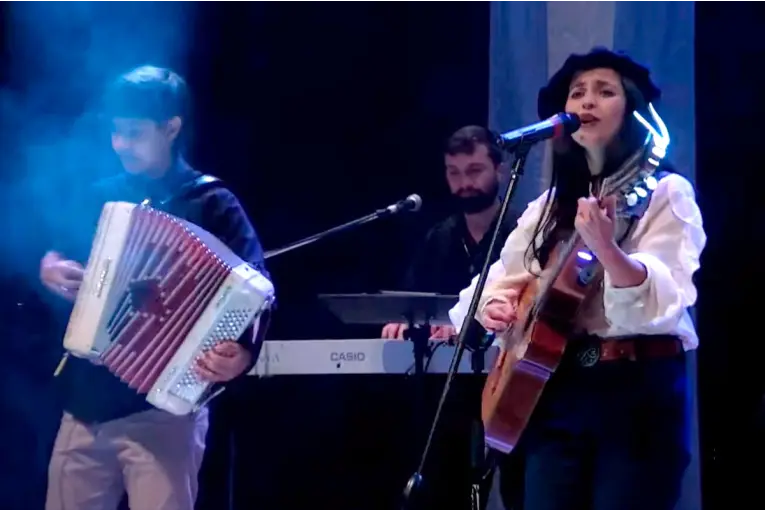 Sofi Drei emocionó con una versión litoraleña del Himno Nacional Argentino en la Gala Patria