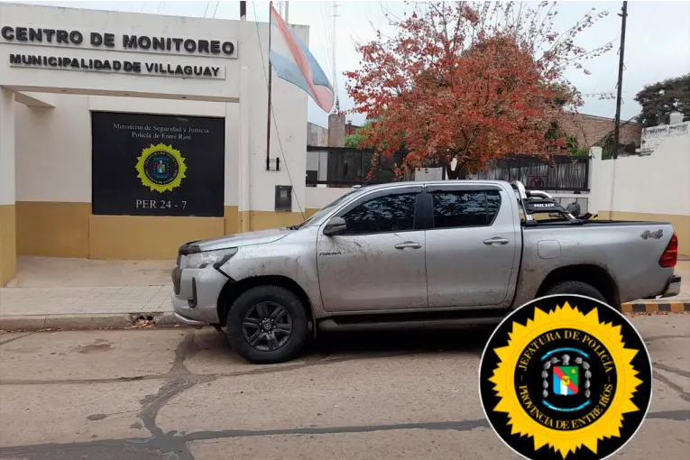 Se durmió en la camioneta, lo despertó la policía, chocó a efectivo, escapó y lo detuvieron tras persecución