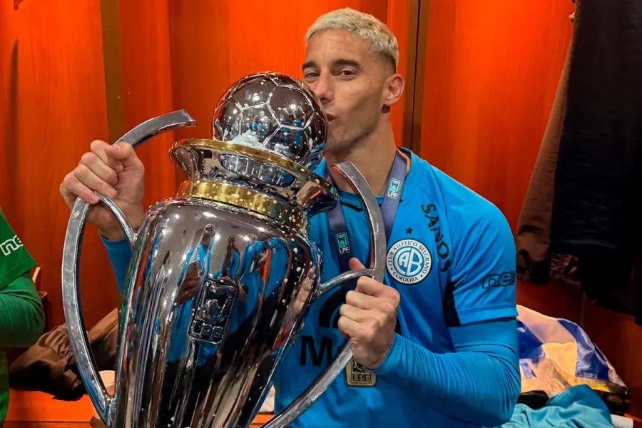 Leo Morales con la copa del  Apertura.