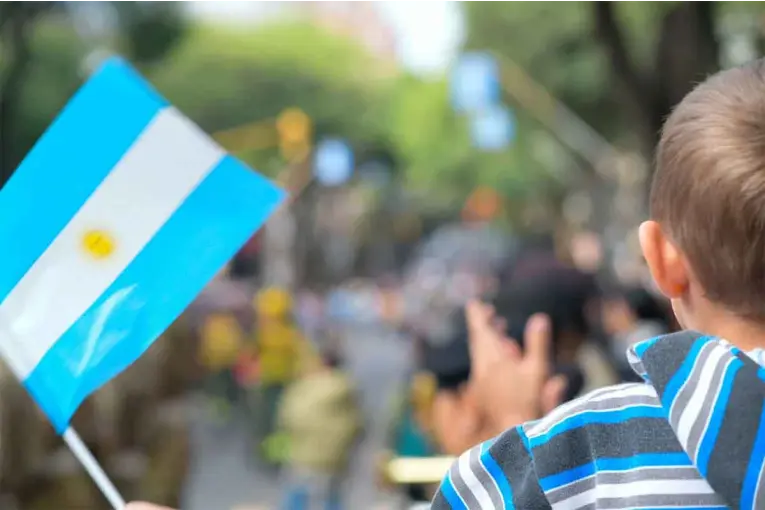 Paraná conmemora el aniversario de la Revolución de Mayo con el tradicional desfile en calle Almirante Brown