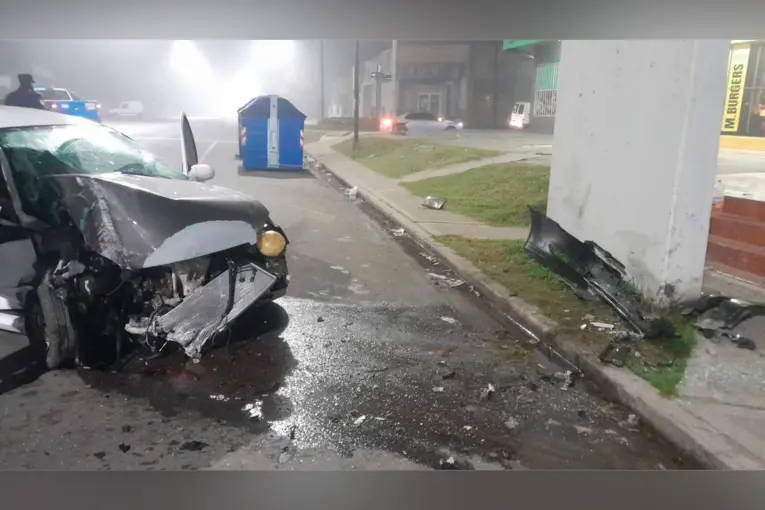 Un automovilista perdió el control y chocó contra un puente peatonal en Avenida Zanni