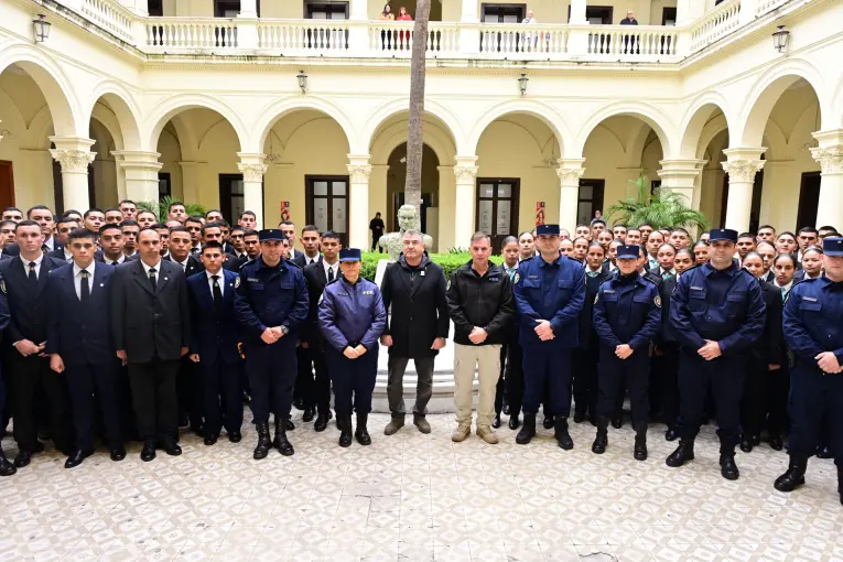 En el marco de su formación profesional, futuros oficiales de policía recorrieron la Casa de Gobierno