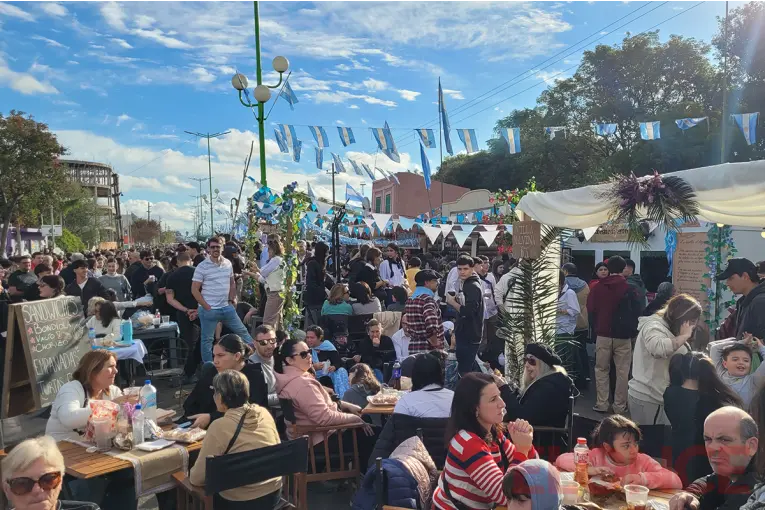 Pulperías, comidas típicas y tradición en una multitudinaria fiesta patria en Gualeguaychú