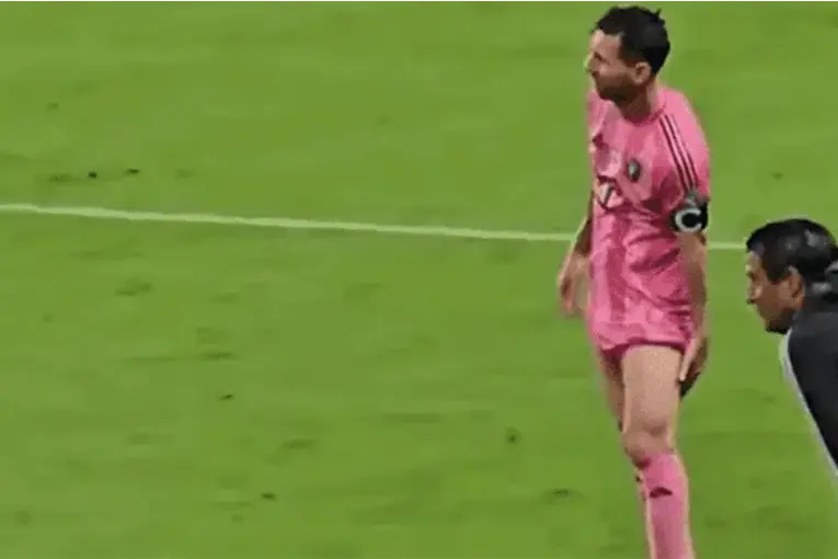 Messi abandonó el campo de juego tras sentir una molestia y encendió la alarma a semanas del Mundial