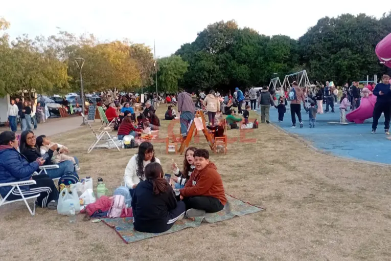 Paranaenses disfrutaron el feriado en la Plaza Mujeres Entrerrianas