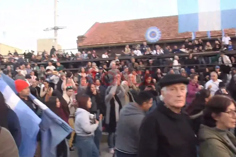 Festejo del 25 de mayo en Gualeguaychú reunió a miles de personas: "Hay que honrar la patria"