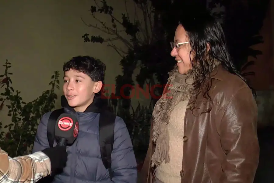 Esteban Bogado volvi&oacute; a la escuela junto a su mam&aacute;. Foto: Elonce.