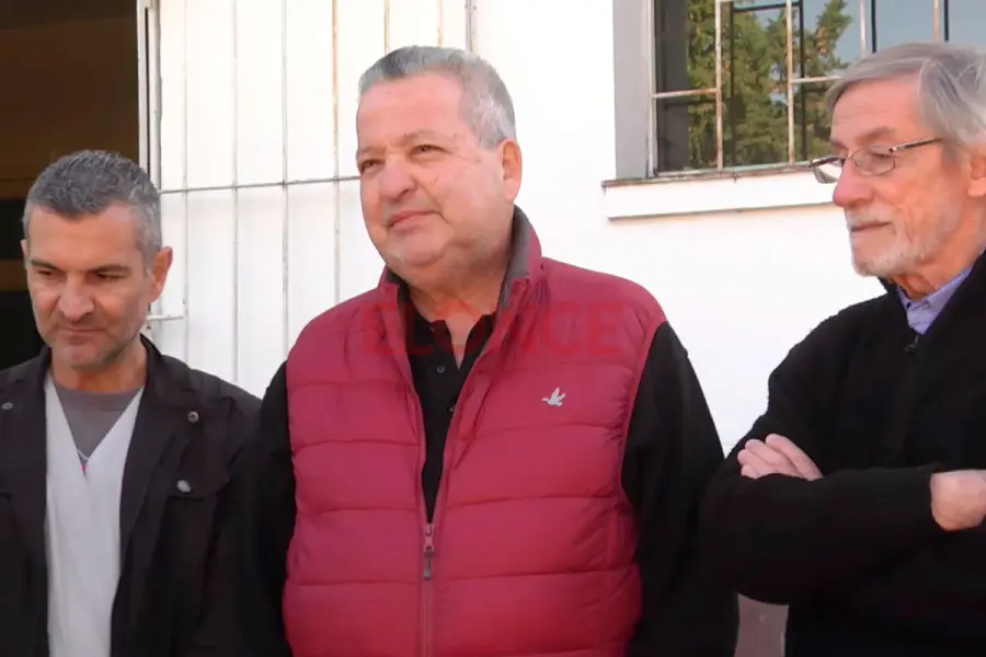 Director del hospital Pascual Palma, Esteban Sartore, junto a los miembros del grupo de veteranos de rugby.