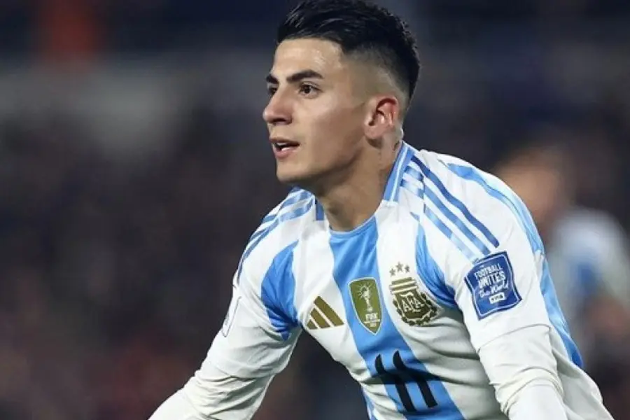 Thiago Almada piensa en la Selecci&oacute;n.