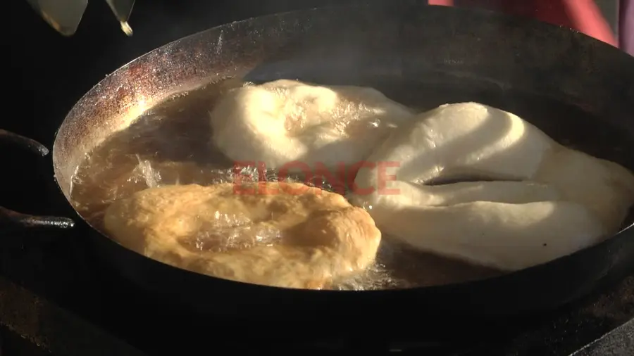 La torta frita fue uno de los productos vendidos. Foto: Elonce.