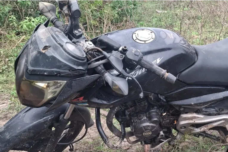 Una tarde familiar terminó con el hallazgo de una moto robada y sumergida en un arroyo