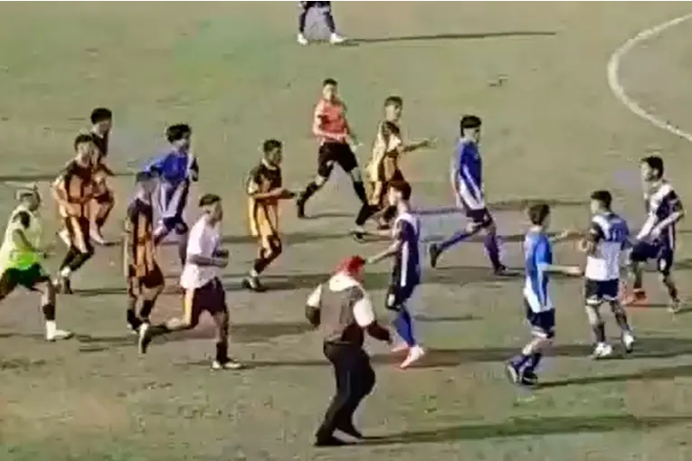Tensión en un partido de fútbol: un festejo terminó con incidentes y expulsiones