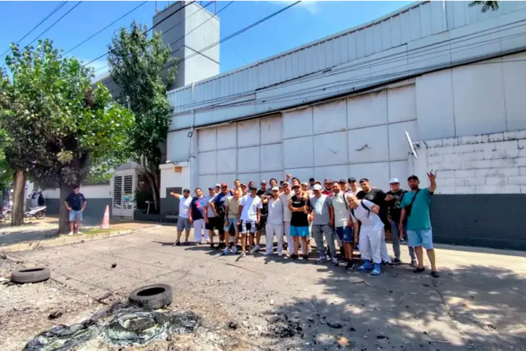 Trabajadores que viven en frigorífico: lo reabrieron y sueñan con una cooperativa tras siete meses sin cobrar