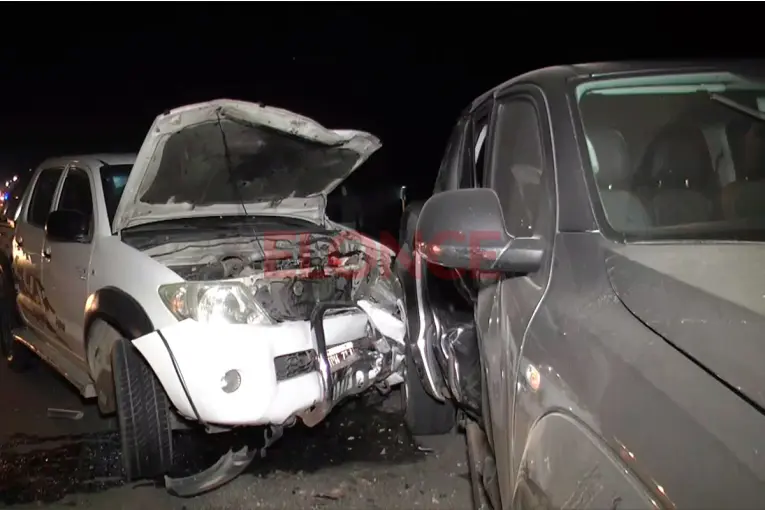 Un hombre retirado de la fuerza resultó herido en choque entre dos camionetas en el acceso norte