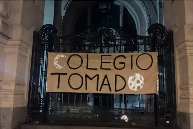 Alumnos tomaron el Colegio Nacional de Buenos Aires y el Pellegrini en reclamo por financiamiento universitario