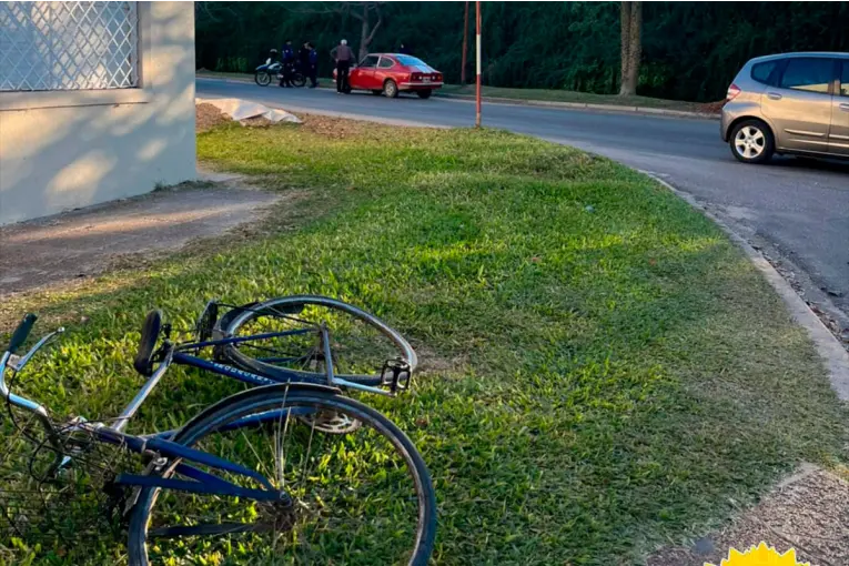 Ciclista de 79 años fue hospitalizado tras ser chocado por un auto en Federal