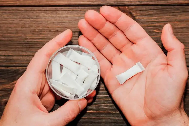 Alertan sobre el consumo de bolsitas de nicotina entre los jóvenes