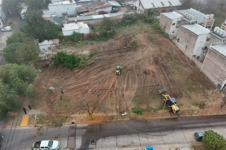 La Municipalidad de Paraná limpió por quinta vez un baldío y advirtió: Vamos a pedir el remate