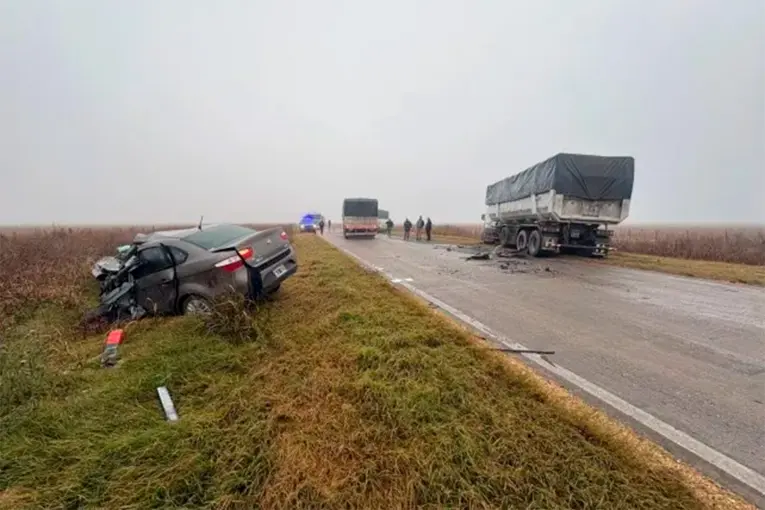 Un hombre murió tras chocar contra un camión en una ruta complicada por la niebla