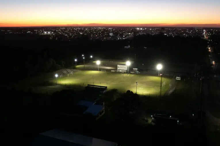 Enersa renovó la iluminación del Club Tiro Federal de Chajarí con nuevos proyectores LED