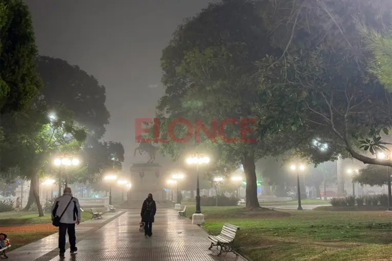 La niebla nuevamente es protagonista de la mañana y rige el alerta violeta para una zona de Entre Ríos