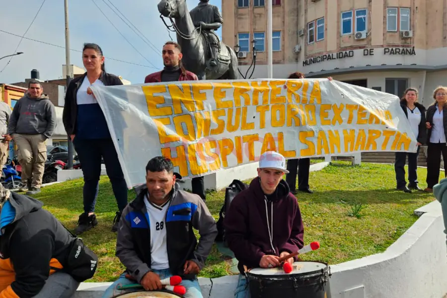 Docentes y enfermeros protestaron en Cinco Esquinas de Paran&aacute; (foto Elonce)