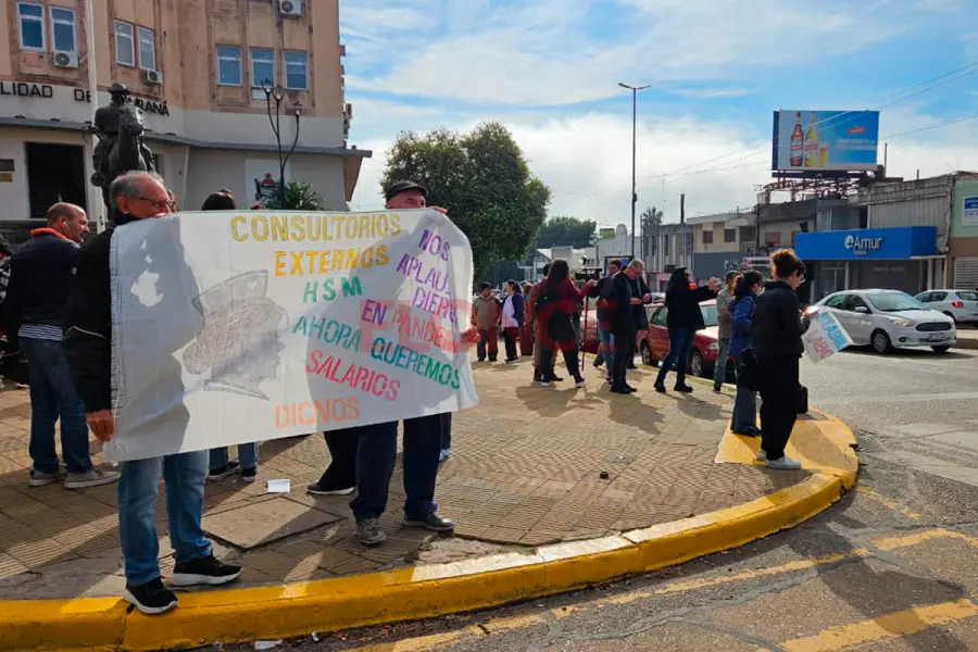 Docentes y enfermeros protestaron en Cinco Esquinas de Paran&aacute; (foto Elonce)