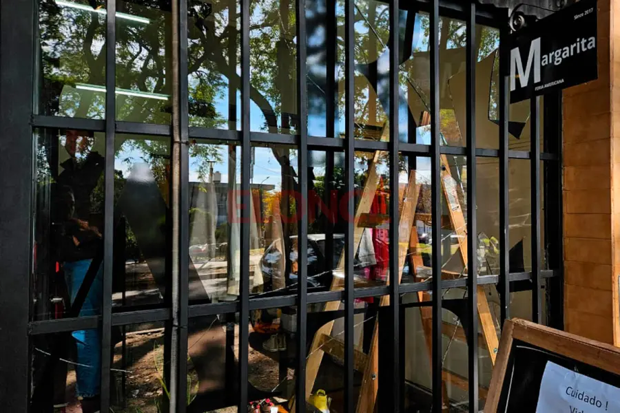 Destrozaron la vidriera del local de una feria americana de Paran&aacute; (foto Elonce)