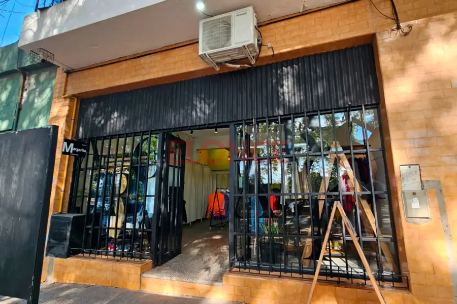 Destrozaron la vidriera del local de una feria americana de Paran&aacute; (foto Elonce)