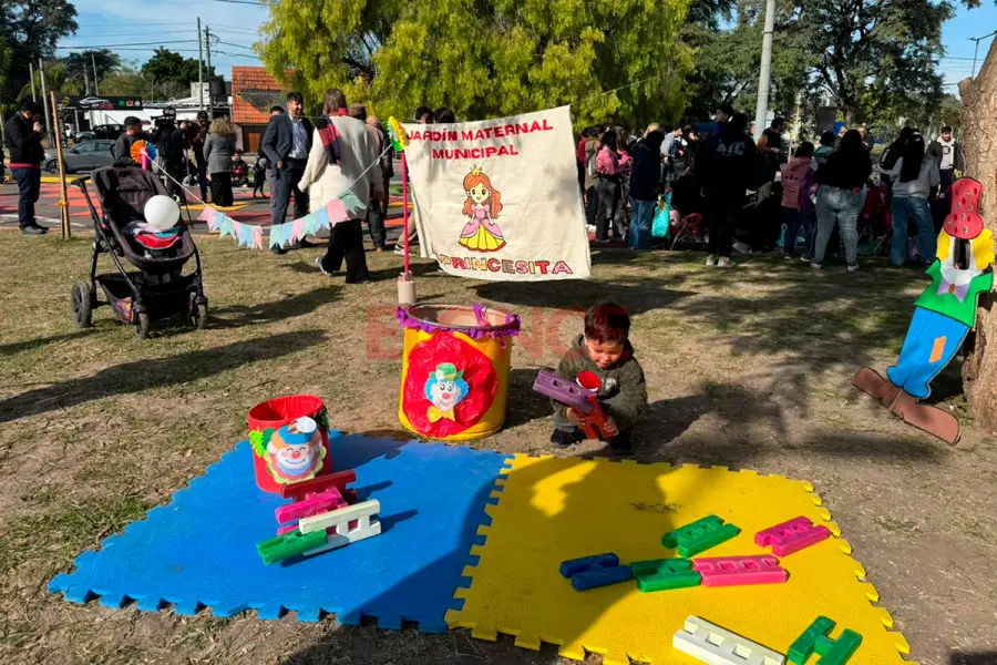 Festejos de jardineritos en Plaza Borges de Paran&aacute; (foto Elonce)