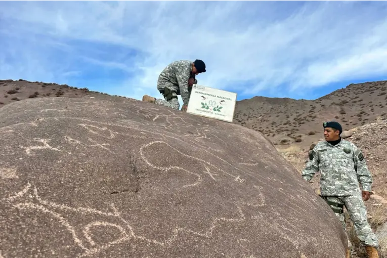 Hallazgo inesperado en la cordillera: encontraron piedras con grabados de origen prehispánico