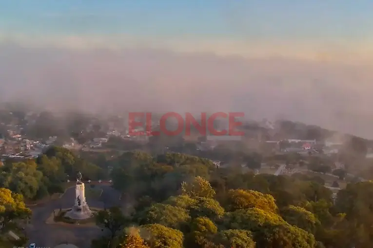 Las postales del "cielo invisible" por la niebla en Paraná