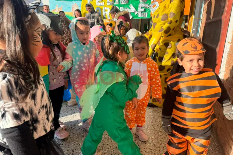 Con disfraces y juegos, jardineritos y maestras celebraron su día en Paraná