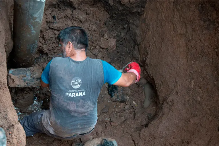 Concluyeron reparaciones en las redes de agua y cloacas y se normalizan servicios en diferentes zonas